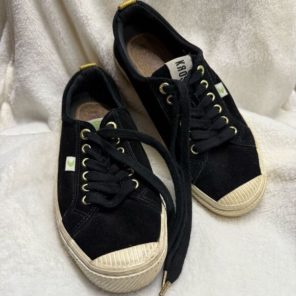 Krost cariuma Black Canvas Sneakers with Gold Eyelets size 9 - Picture 2 of 8